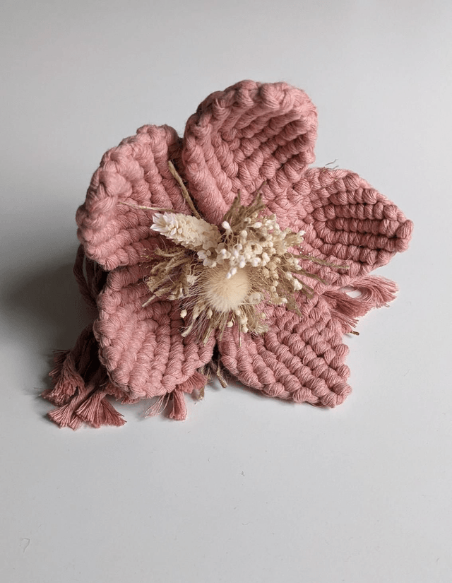 Fleur en macramé à poser 