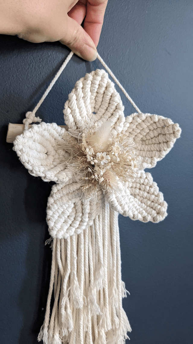 Fleur en macramé à suspendre