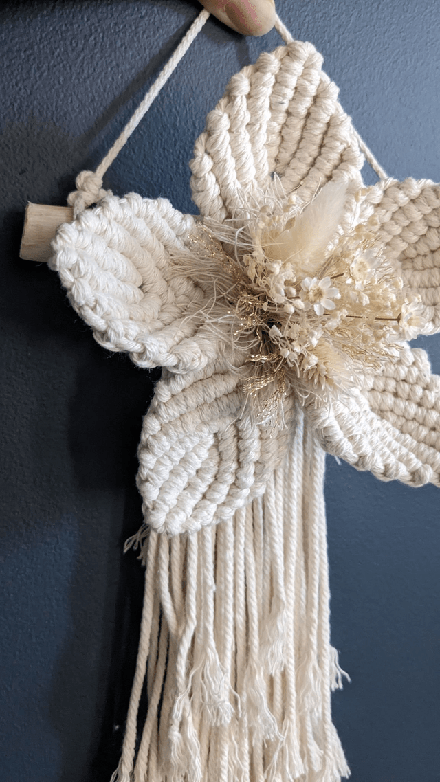 Fleur en macramé à suspendre