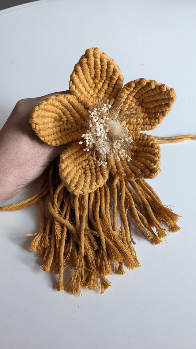 Fleur en macramé à poser 