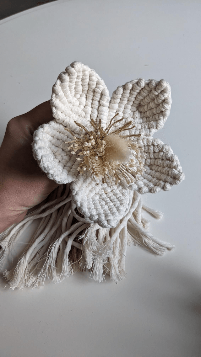 Fleur en macramé à poser 