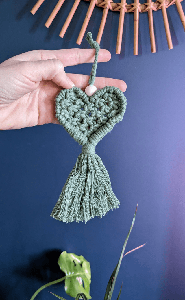 Cœur à suspendre en macramé