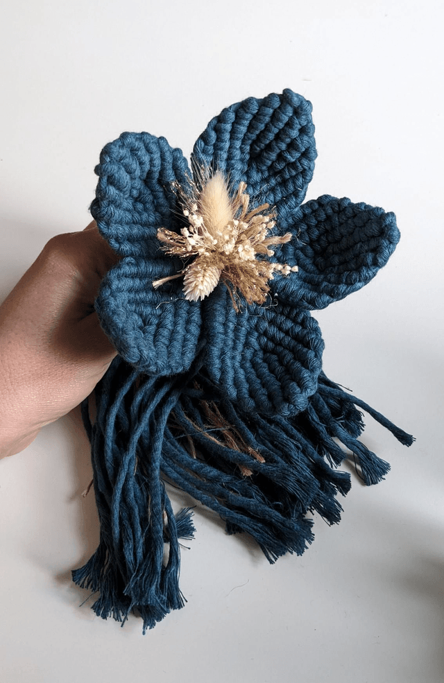 Fleur en macramé à poser 