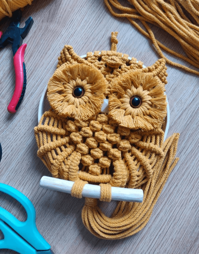 Hibou macramé "Jaune moutarde" (moyen)