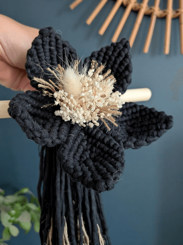 Fleur en macramé à suspendre 