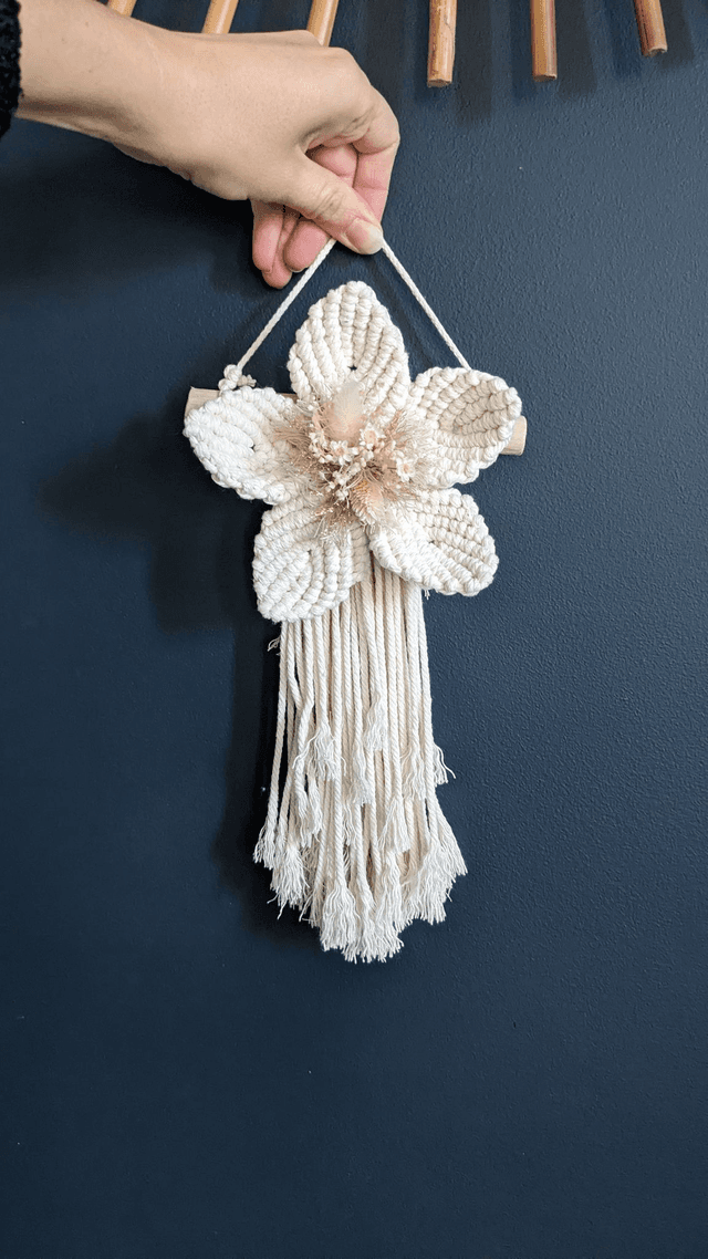 Fleur en macramé à suspendre